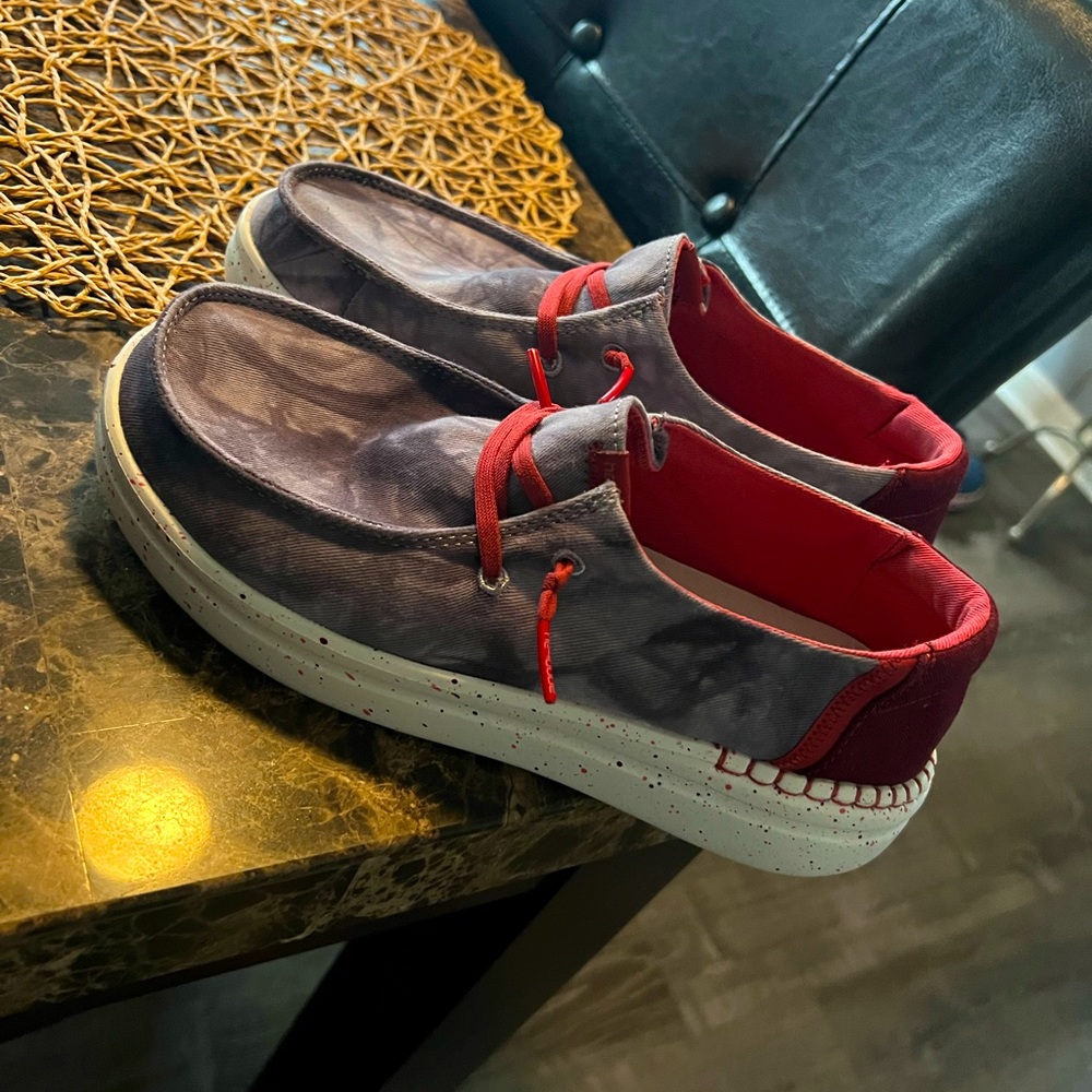 Hey dudes never worn brand new size 6. Brand new just don’t have tags